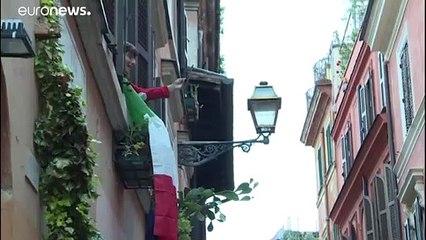 Italianos cantam à janela em dias de quarentena