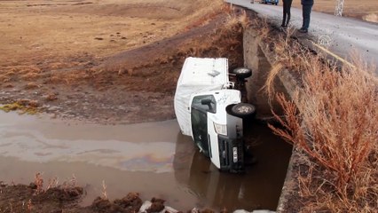 Köprüden dere yatağına düşen kamyonetteki iki kişi yaralandı - KARS