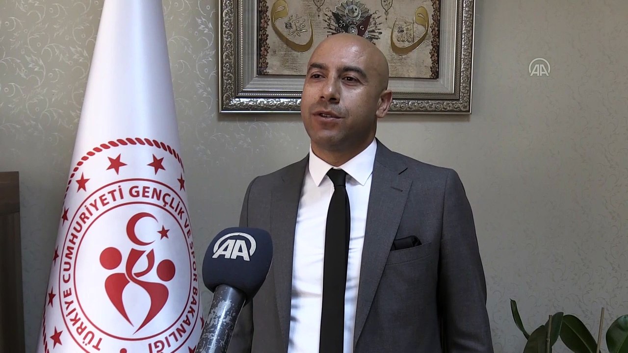 Bitlis'te ışıklandırılan pistte gece kayak keyfi