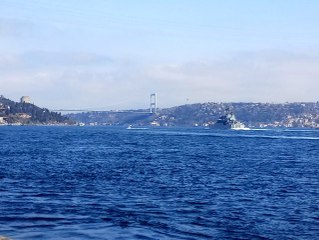 Rus savaş gemisi İstanbul Boğazı'ndan geçti