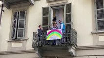 Coronavirus: confinés, les Italiens chantent au balcon