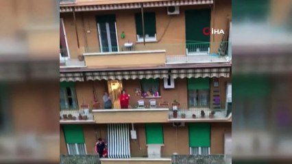 - Karantinadaki İtalya'da evinden çıkamayan halk pencerelerde şarkı söylüyor