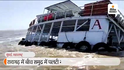 समुद्र में पलटी नाव, सभी 78 यात्रियाें को बचाया गया