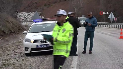 Şarampole yuvarlanan otomobilden burnu kanamadan çıktı