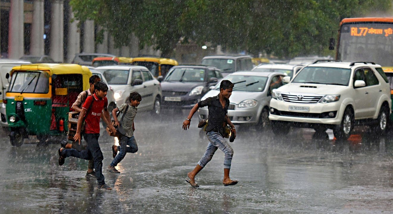 Heavy rains lash Delhi, traffic snarls in parts of city