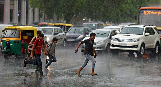 Heavy rains lash Delhi, traffic snarls in parts of city
