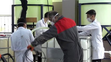 Öğrenciler dezenfektan üretimi için yoğun mesaide