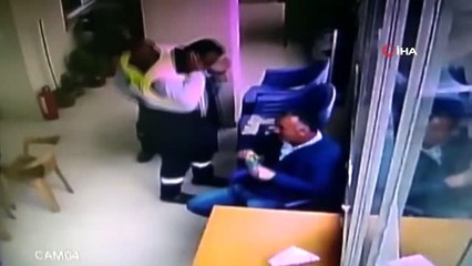 Korona virüs korkusuyla kolonyayı cebinde taşıyor, her önüne gelene kolonya ikram ediyor