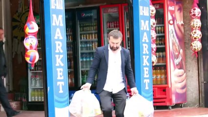 Vatandaşların bakkal borçlarını kapatıp, içi para dolu zarflar dağıttılar