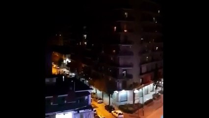 Italianos em quarentena obrigatória cantam à janela durante a noite