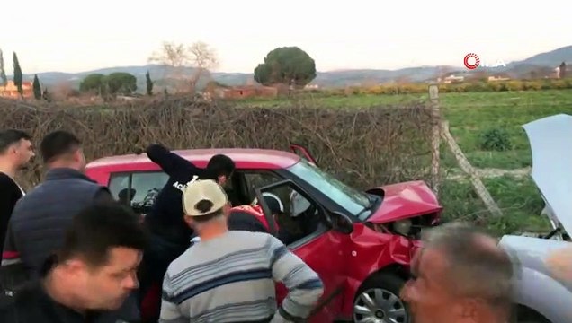 Kuşadası'nda Trafik Kazası, 2 Otomobil Kafa Kafaya Çarpıştı, 1'i Ağrı 4 Yaralı