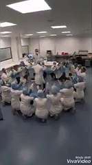 أطباء يواجهون فيروس كورونا بالرقص على "الدبكة