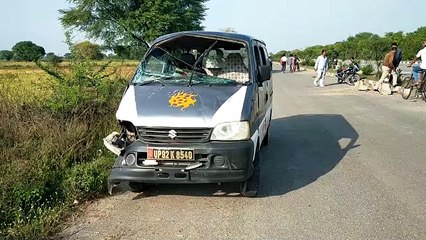झांसी: तेज रफ्तार कार का टायर फटने से डिवाइडर को तोड़ पलटी कार