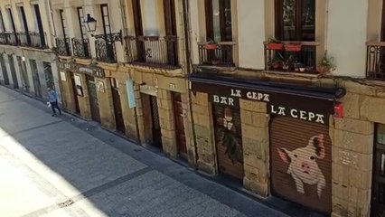 La Parte Vieja donostiarra desierta tras el cierre de bares por  Covid-19