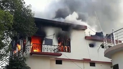 झांसी: नगर पालिका के मीटिंग हॉल में लगी आग, मची अफरातफरी