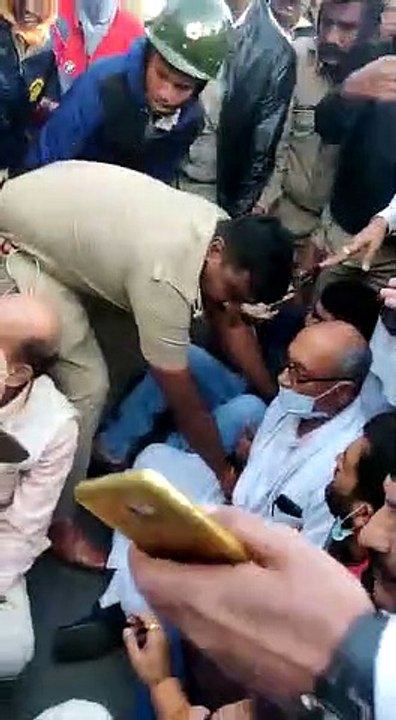 बेंगलुरु पहुंचे पूर्व मुख्यमंत्री दिग्विजय सिंह, पुलिस से हुई झड़प