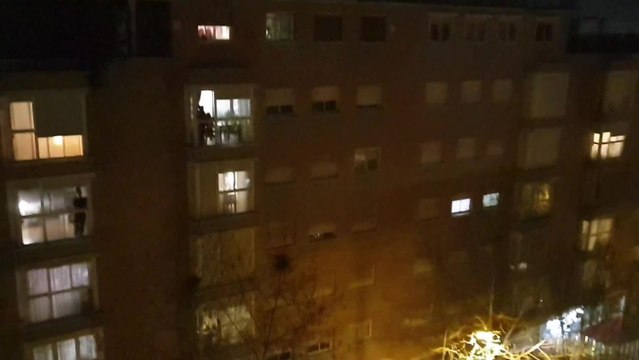 Los madrileños dan un caluroso aplauso a los sanitarios