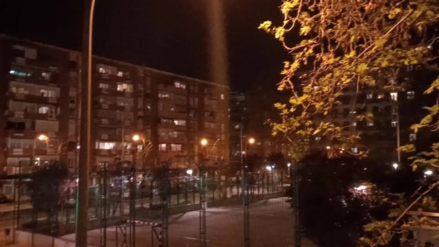 Aplausos en los balcones en Madrid en homenaje a los sanitarios
