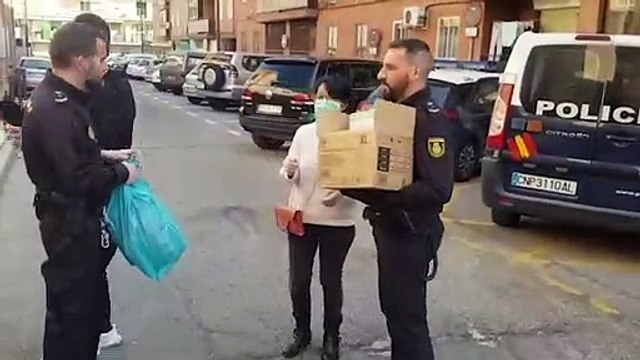 La comunidad china ayuda a la Policía de Getafe dando mascarillas