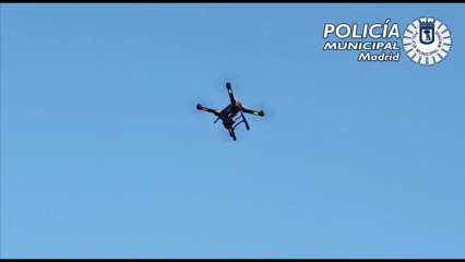 La Policía de Madrid usa drones para mandar a la gente a su casa.