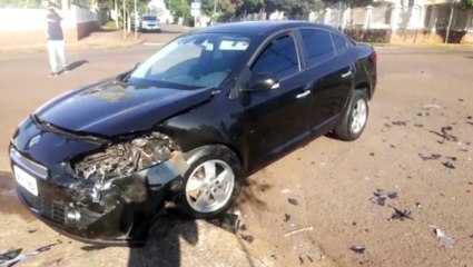 Homem se fere após colisão entre carros na Região Central