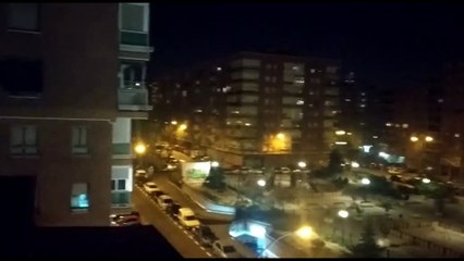 Los madrileños dan un caluroso aplauso a los sanitarios desde sus balcones