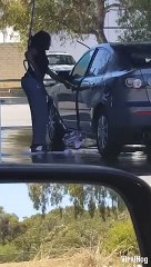 On appelle ça nettoyer sa voiture en profondeur... Un peu trop
