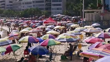 Cariocas vão à praia apesar de decreto impedir aglomeração