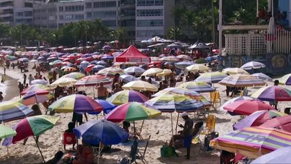 Cariocas vão à praia apesar de decreto impedir aglomeração