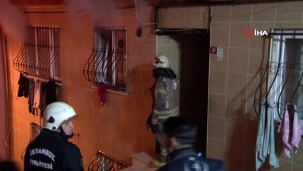 Beyoğlu'nda bina girişindeki yangın panik oluşturdu