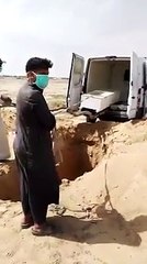 متداول.. شاهد طريقة دفن أحد ضحايا فيروس كورونا في العراق (فيديو)