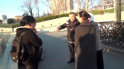 Taksim'de yürüyen merdivende cüzdan hırsızlığı