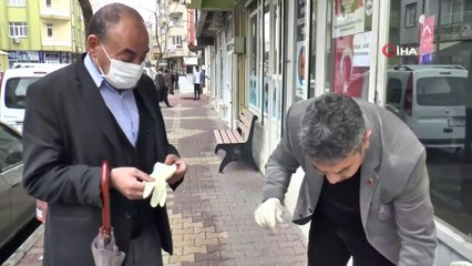 Muhtar yoldan geçenlere maske takıp, eldiven dağıttı