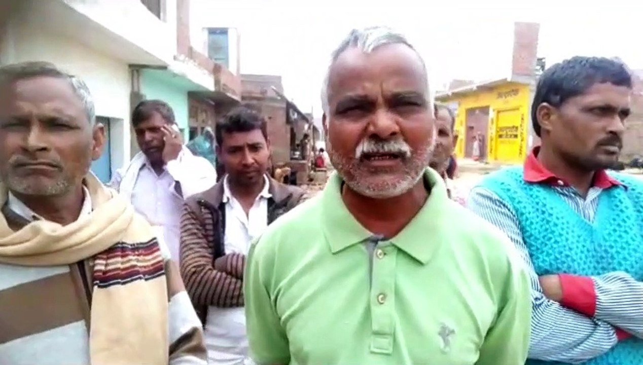 इटावा: सरकारी स्कूली शिक्षकों ने ग्रामीणों को किया कोरोना वायरस प्रति जागरूक
