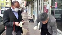 Muhtar Yoldan Geçenlere Maske Takıp, Eldiven Dağıttı