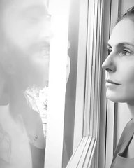 मॉडल हैदी क्लम ने कांच के जरिए किया पति को किस, कोरोनावायरस को लेकर बरत रहीं सावधानी