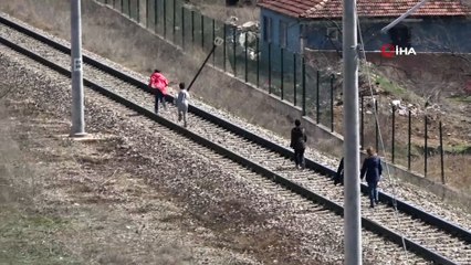 Tren rayında çoçukların tehlikeli oyunu kamerada