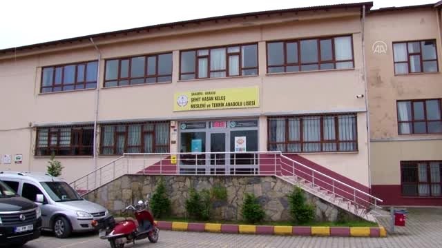 Meslek lisesi öğrencileri dezenfektan mesaisi nde