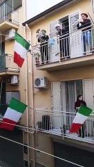 Les confinés italiens chantent au balcon #coronavirus