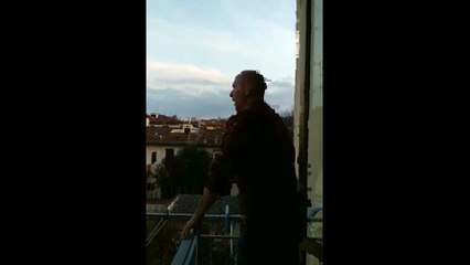 Karantina altındaki İtalya'da tenor Marchini'nin balkonda yaptığı 'Nessun Dorma' performansı