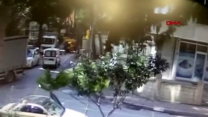 İŞ MAKİNESİ AĞACA ÇARPTI; AĞAÇTAN KOPAN PARÇA ARACIN ÜZERİNE DÜŞTÜ