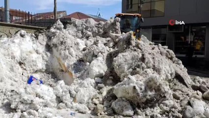 Karlıova'da kar temizliği devam ediyor