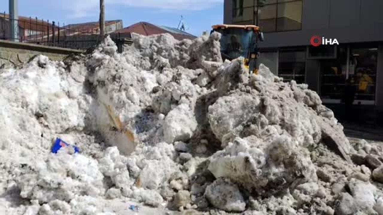 Karlıova'da kar temizliği devam ediyor