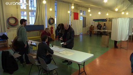 Francia acude a las urnas pese al avance del coronavirus
