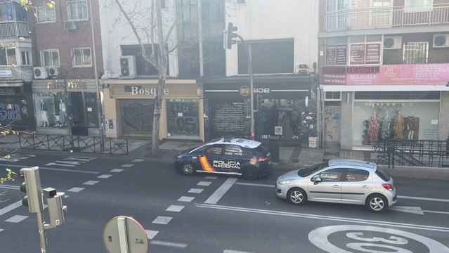 Policía Nacional patrulla Madrid recordando la limitación de circulación