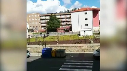 Suena el himno de España desde los balcones de las casas