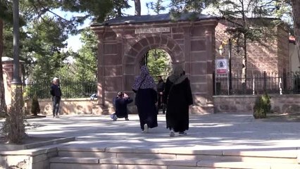 Ertuğrul Gazi Türbesi'ne gelen ziyaretçiler Mehmetçik için dua etti