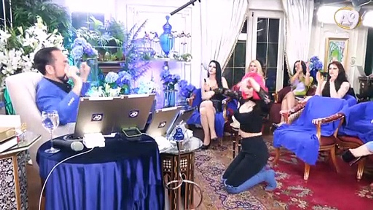 Adnan Oktar'ın yanı başında dansa doymadı