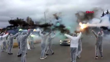 SPOR Kocaelisporlu taraftarlardan takıma koruyucu elbise ve maskeli karşılama