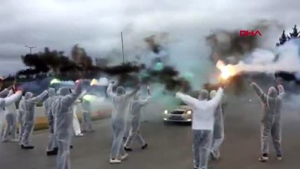 Kocaelisporlu taraftarlardan koruyucu elbise ve maskeli karşılama